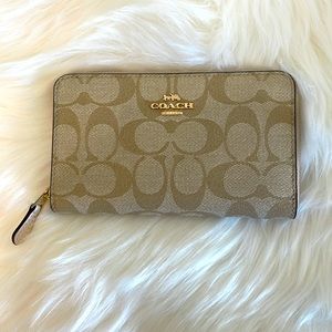 Coach medium ID zip wallet light khaki/ chalk